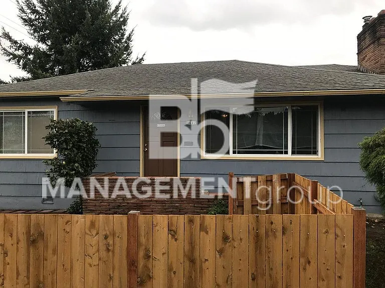 5442 NE 38th Ave — Photo 1