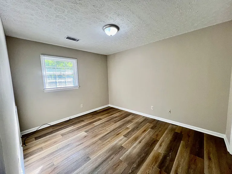 106 Holmes Cir — Photo 7