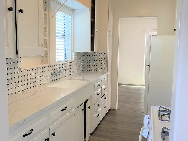 732-734 Zanzibar Ct — Photo 4