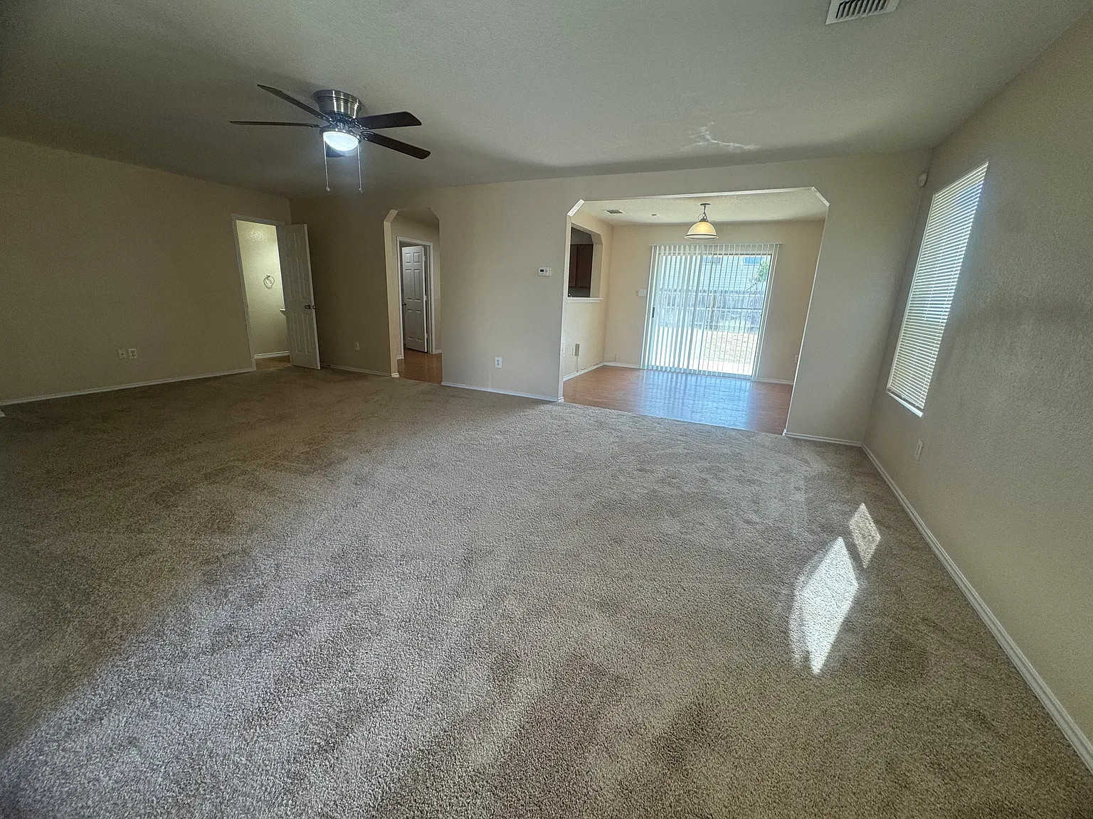 3 bed, 2.5 bath, 1812 sqft, $1,799 — Photo 4