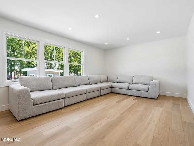 19 Roslyn Dr — Photo 23