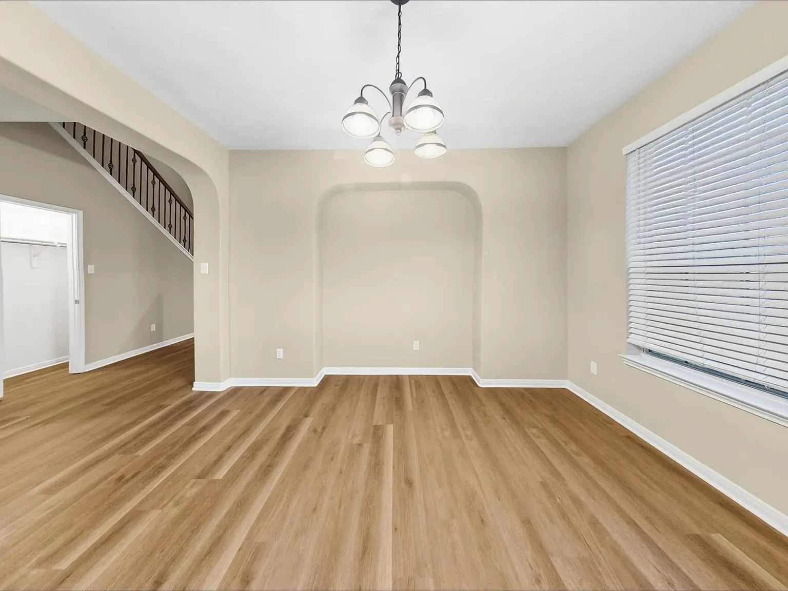 5 bed, 2.5 bath, 3693 sqft, $2,885 — Photo 4