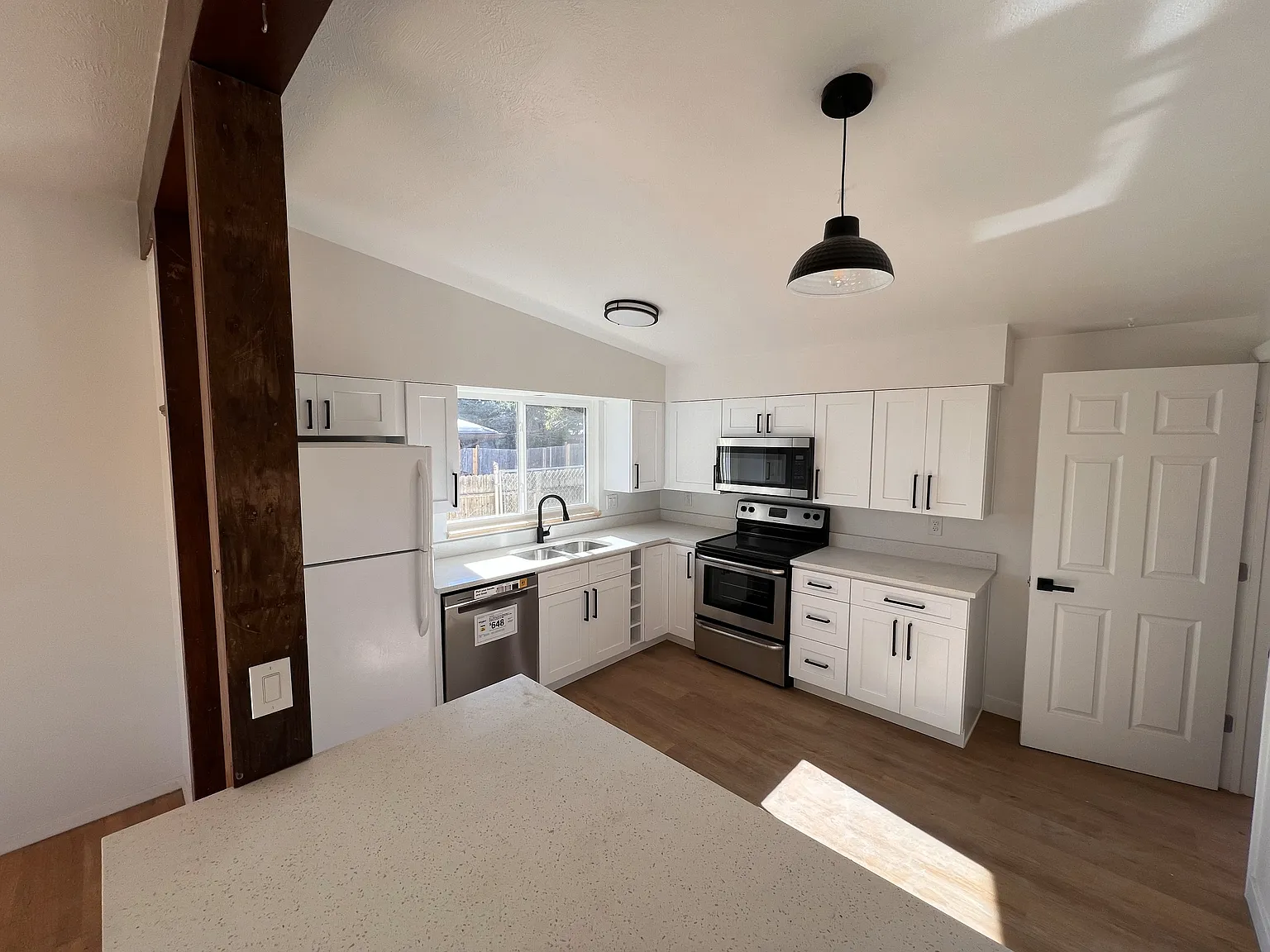 2 bed, 830 sqft, $1,900 — Photo 1
