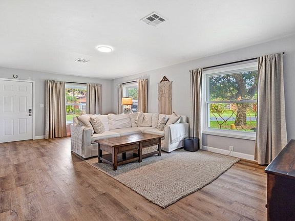 5th image of 542 SE 28th Circle