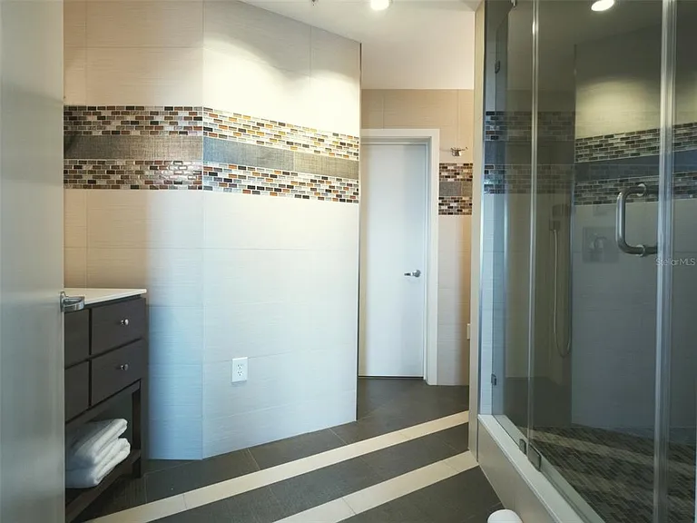525 E Jackson St — Photo 24