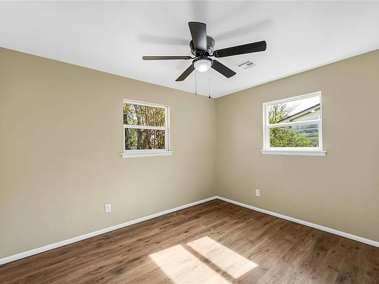703 SE Sullivan Dr — Photo 11
