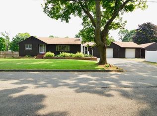 11 Pine St, Lynnfield, MA 01940