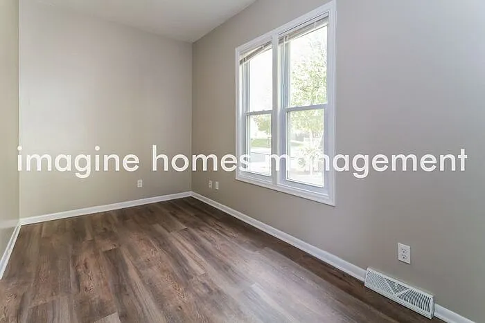 800 27th Ave NE — Photo 3