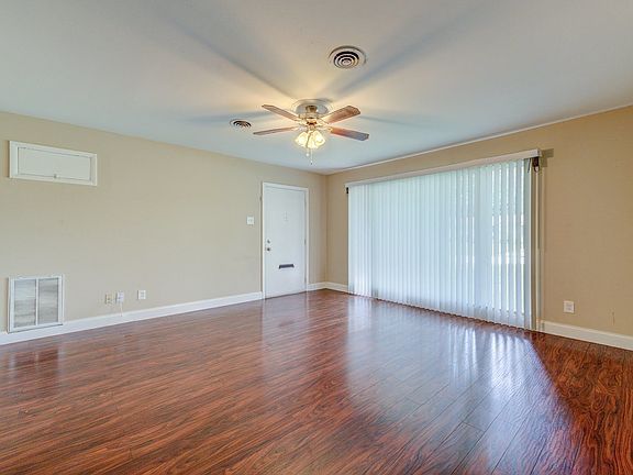 Living Room (1/2)