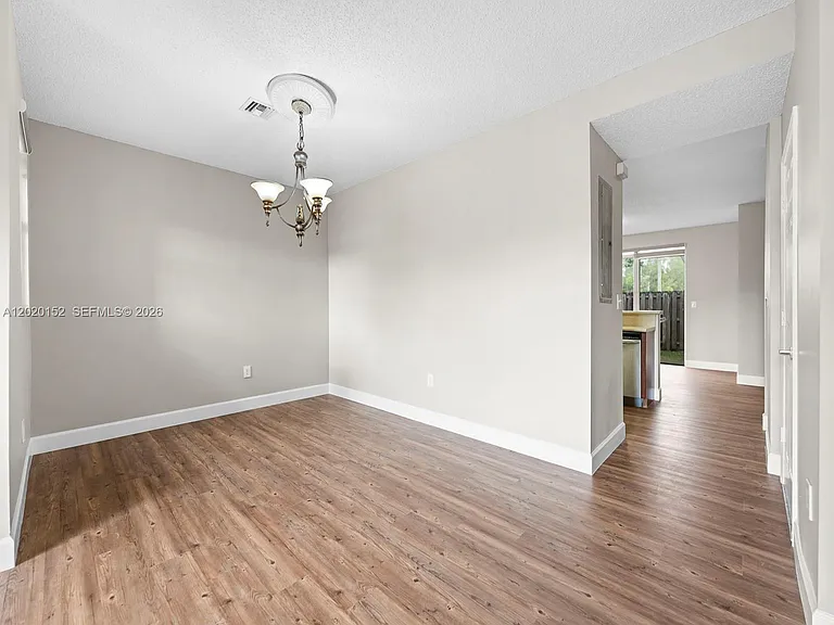 1049 NE 42nd Pl — Photo 8