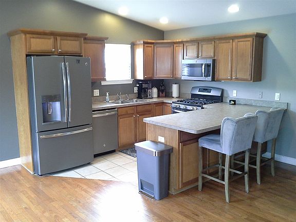 3rd image of 401 Lindenwood Dr