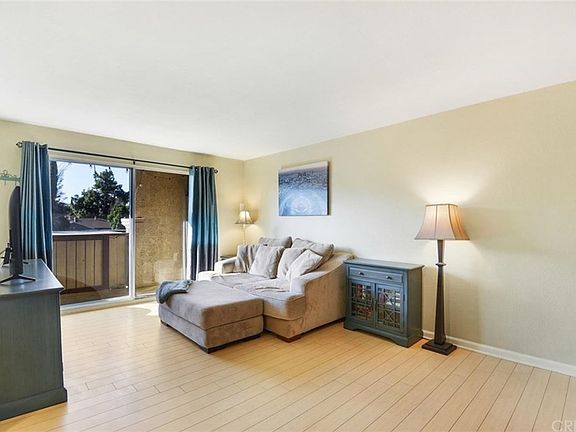 4th image of 20218 Cohasset St Unit 2