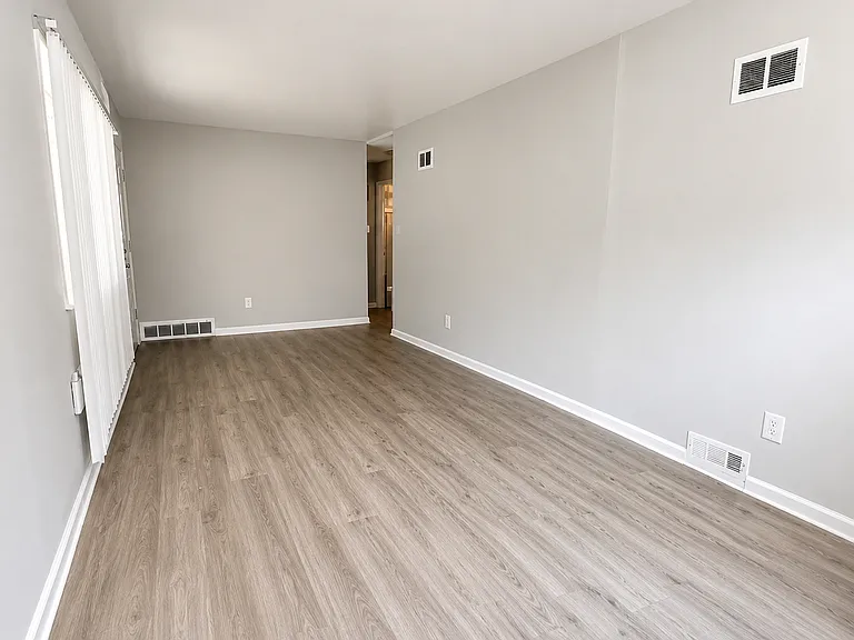 10404 Earl Dr — Photo 2