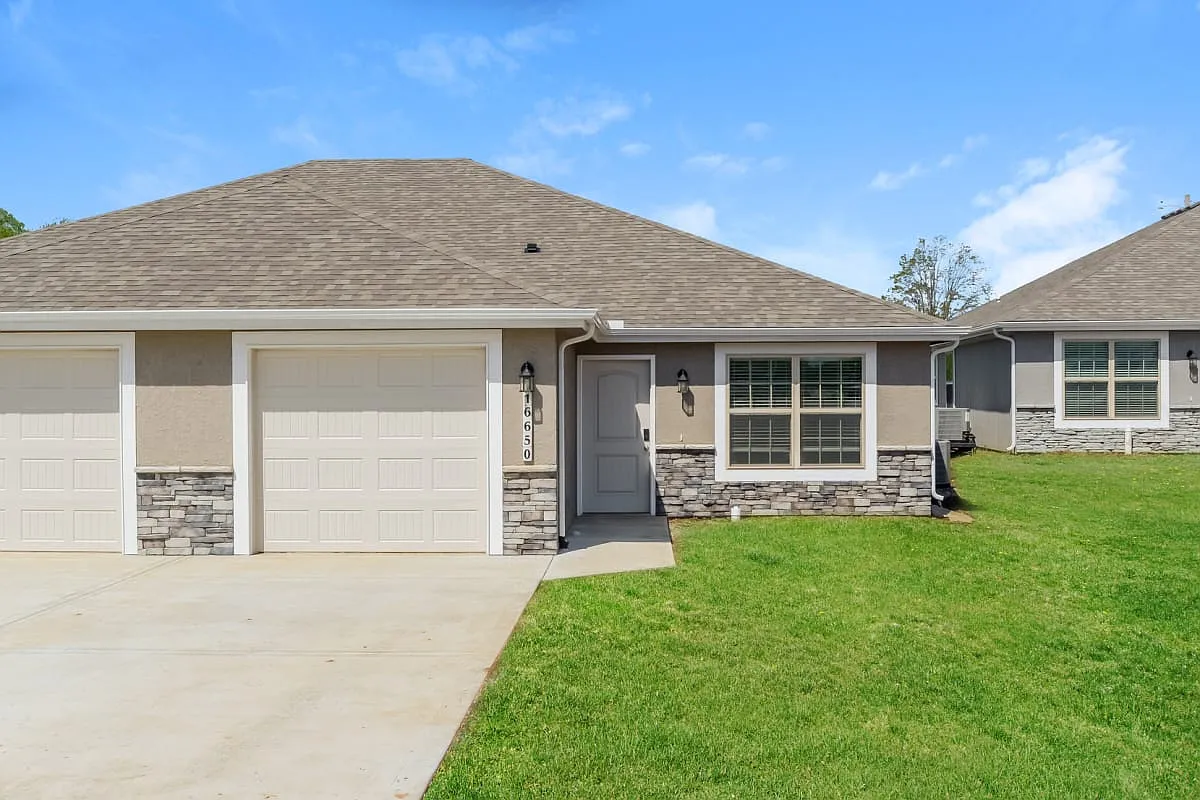 Elm Grove Luxury Rental Homes — Photo 1
