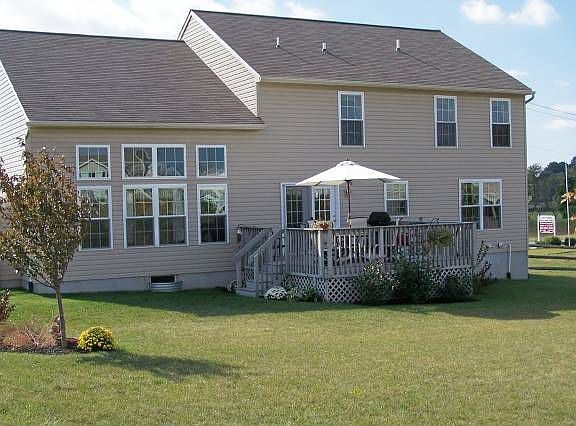 REAR YARD,MAINT/ FREE DECK