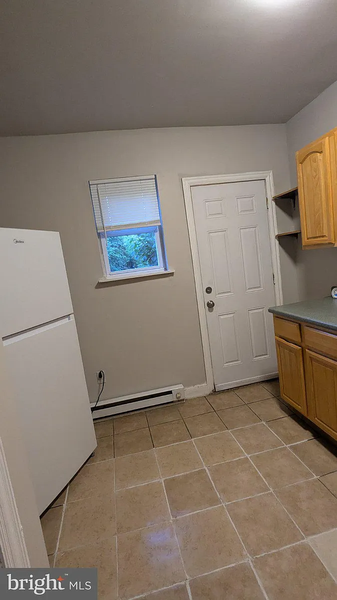 Building Photo - 412 E Walnut Ln #1