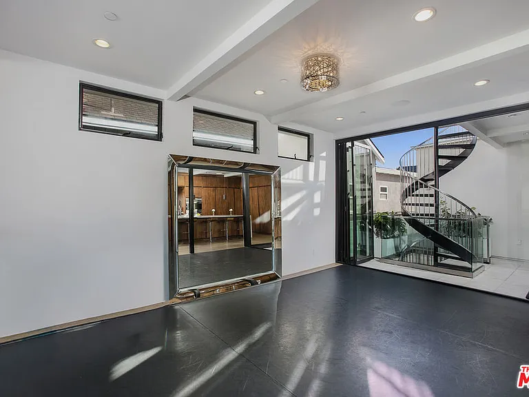 2105 E Balboa Blvd — Photo 24