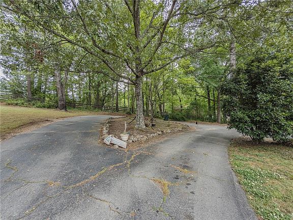 3rd image of 2960 Greenvalley Rd