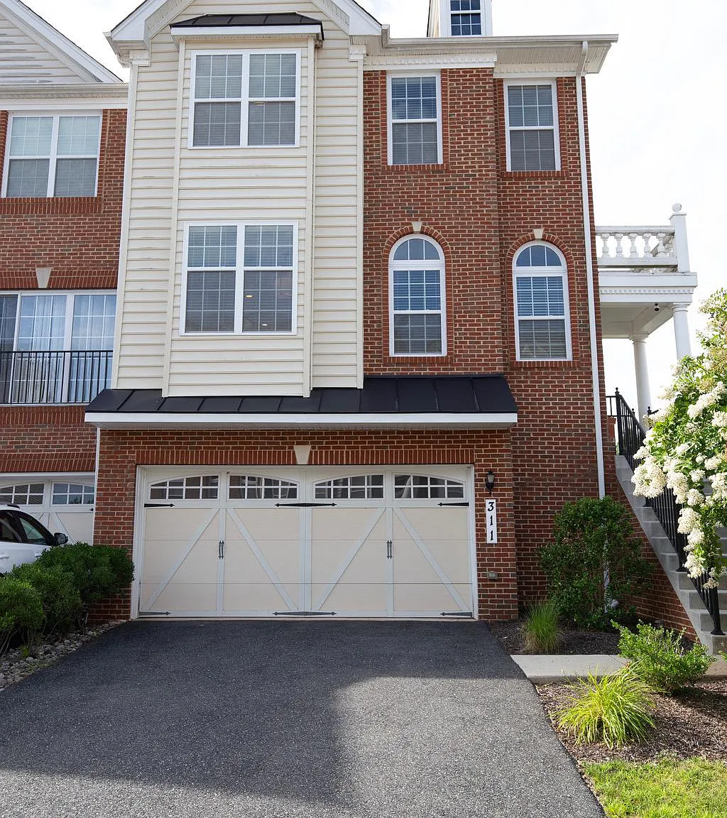 3 bed, 3.5 bath, 3120 sqft, $3,650 — Photo 1