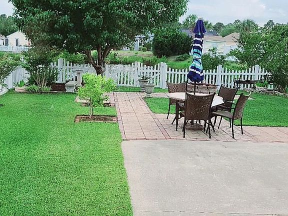 professionally kept grass+