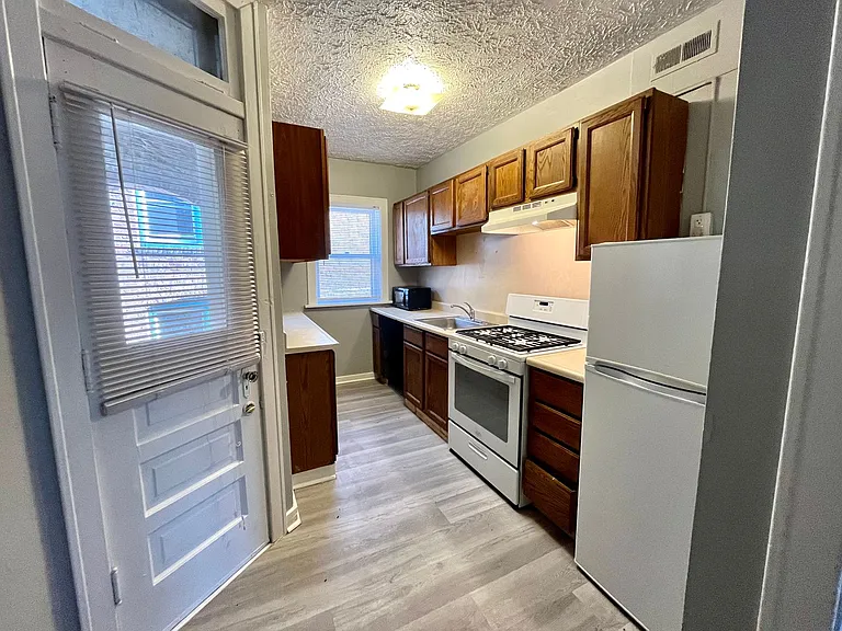 2221 Jones St — Photo 12