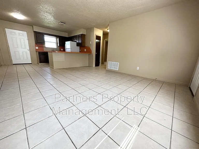 107 Pine Ave #8 — Photo 7