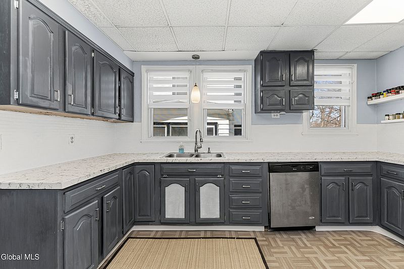 4th image of 151 Woodlawn Avenue