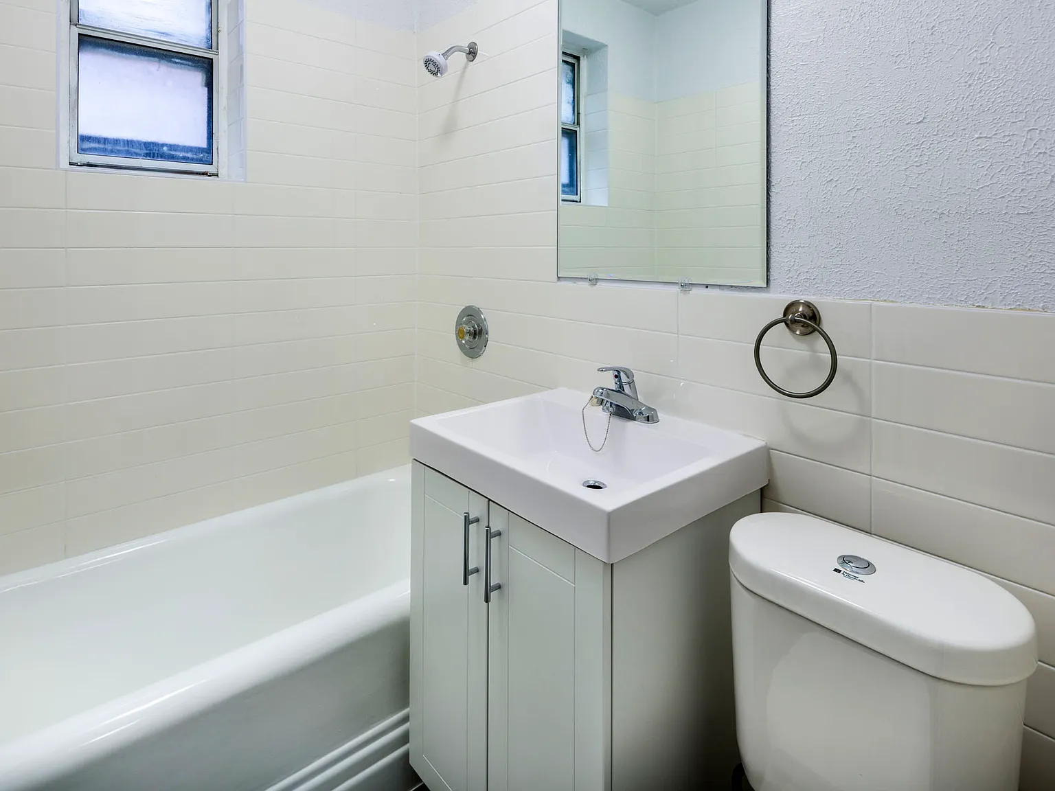 117 Eglinton Avenue West Toronto — Photo 3