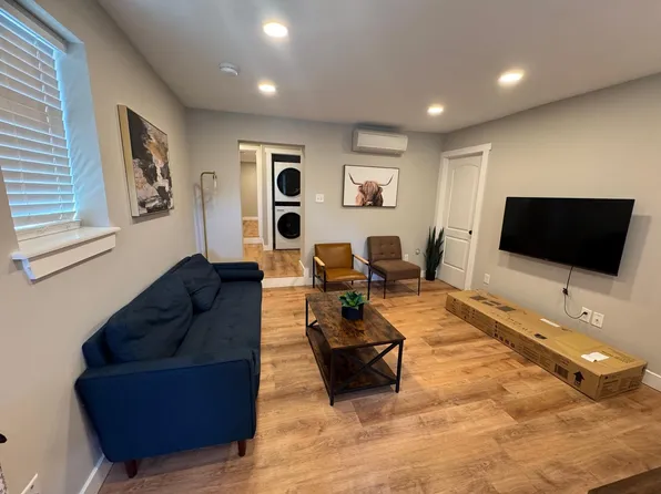221 W 6th St APT 1, Wilmington, DE 19801