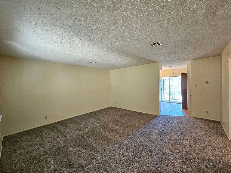 206 W Mockingbird Ln #D — Photo 6