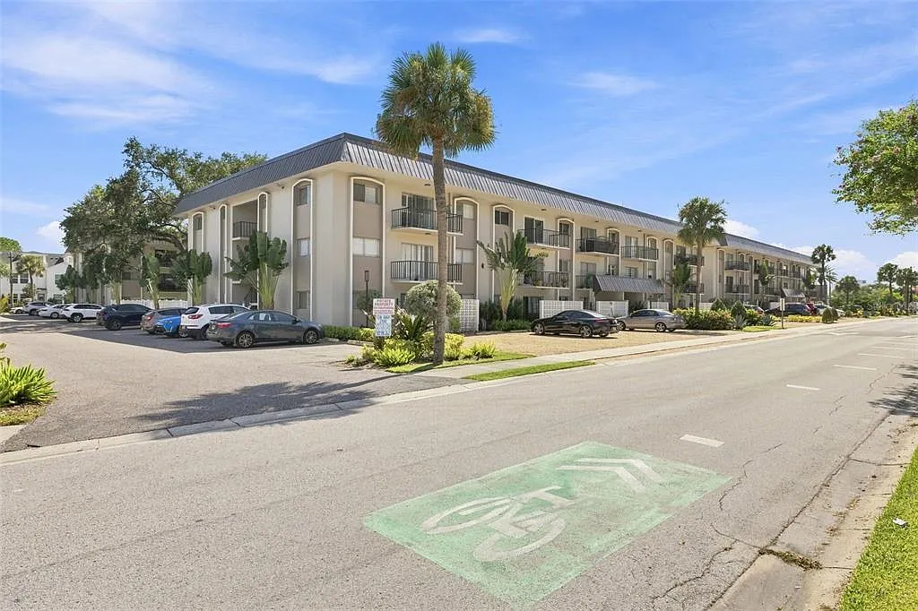 2 bed, 2.0 bath, 938 sqft, $1,995 — Photo 2