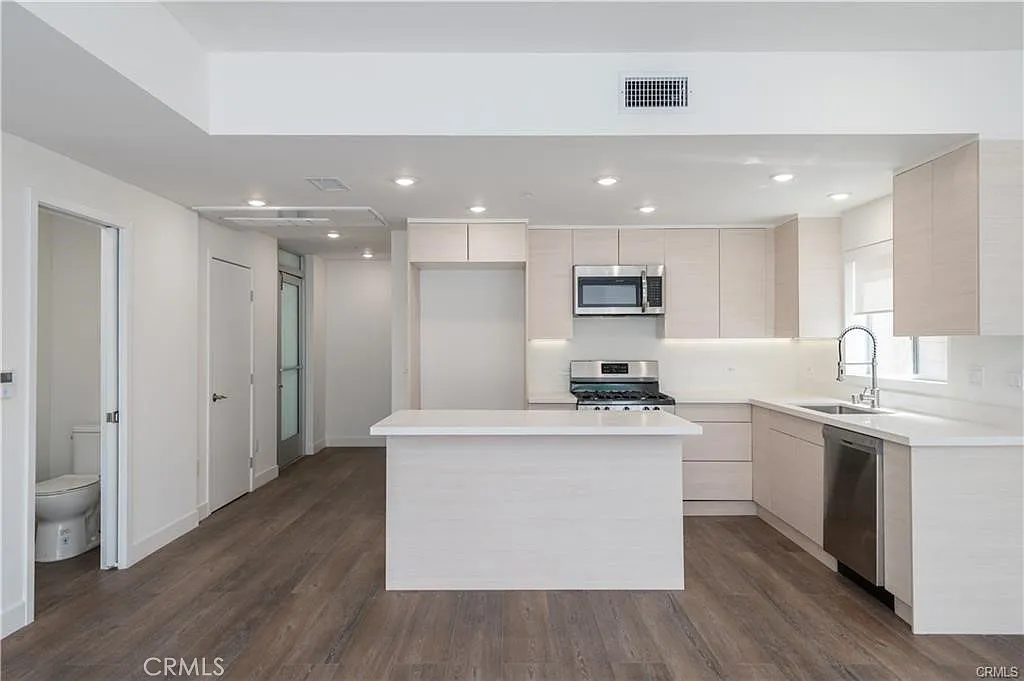 3 bed, 3.5 bath, 1500 sqft, $4,800 — Photo 2