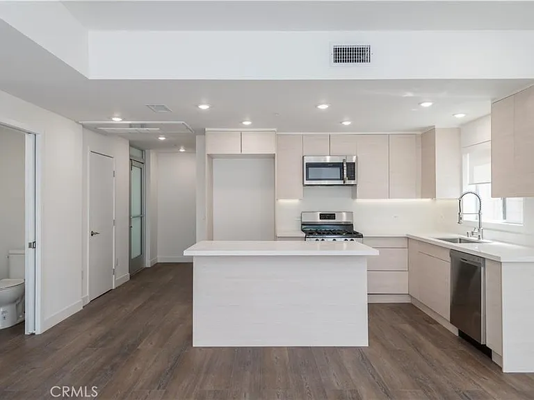 1245 N New Hampshire Ave #9 — Photo 2
