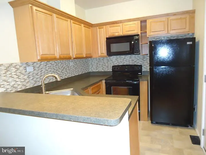 3 bed, 1.0 bath, 1407 sqft, $1,595 — Photo 2