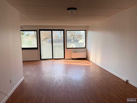 3rd image of 1600 Center Ave APT 3G