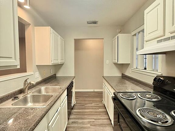 5th image of 2605 Westminster Dr