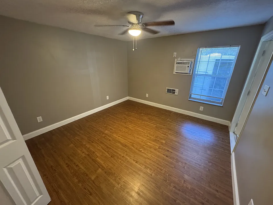 Bedroom (view 1)