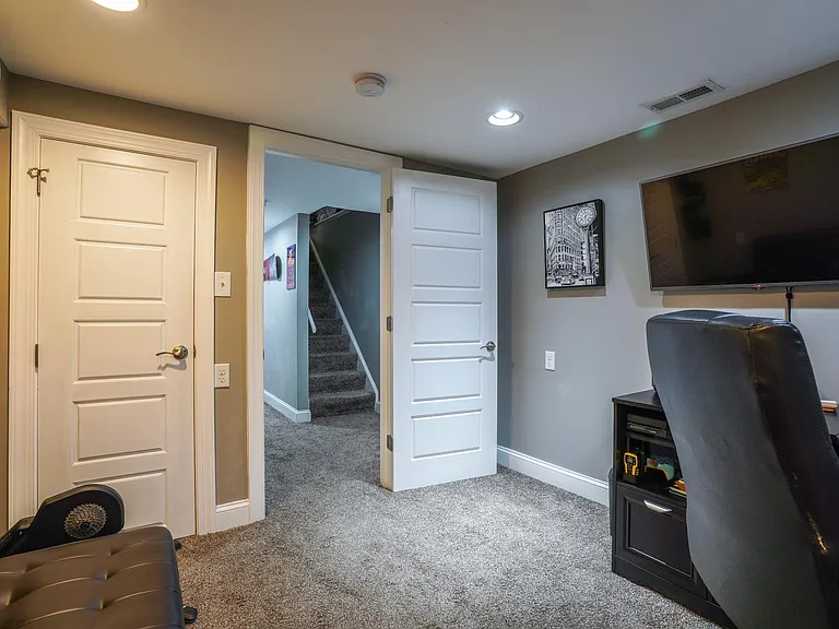 22 E Heath St — Photo 15