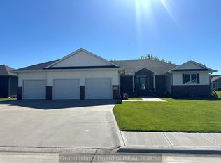 621 Redwood Rd, Grand Island, NE 68803