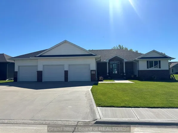 621 Redwood Rd, Grand Island, NE 68803