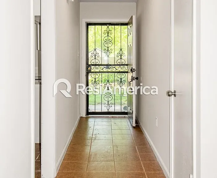 4470 Hunter Bay Dr — Photo 2