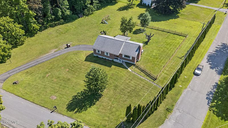 4th image of 8 Gardner Road