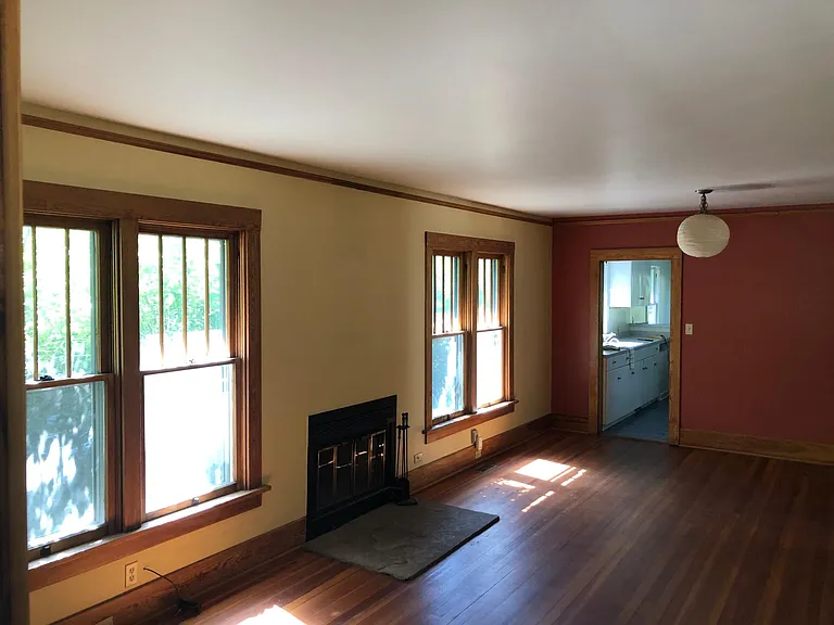 527 E Laurel St — Photo 3
