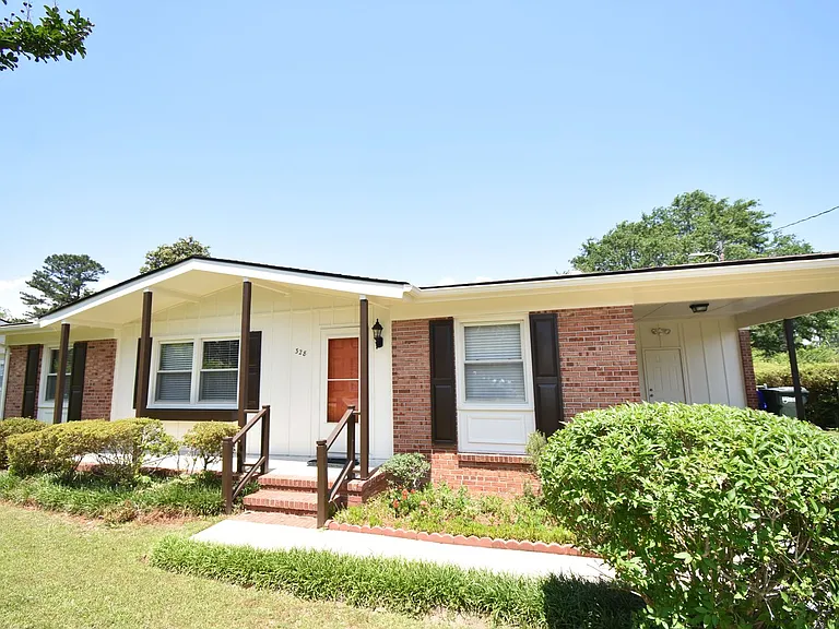 328 Desmond Dr — Photo 2