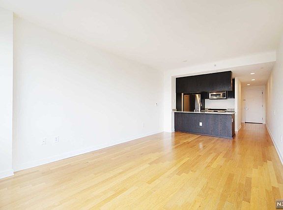 4th image of 1609 Hudson Park #1609