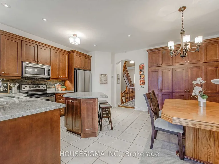 244 Tawny Cres — Photo 9