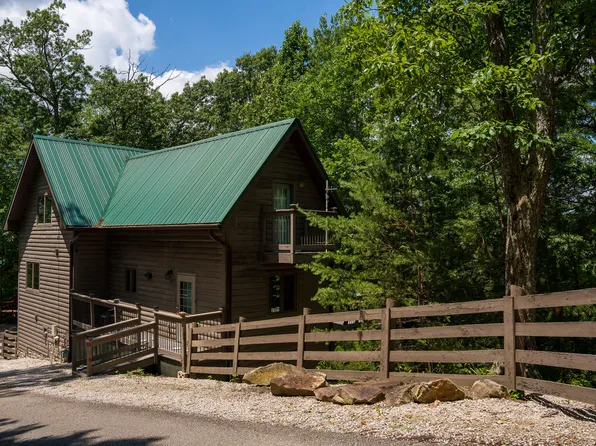 380 Village Dr, Campton, KY 41301