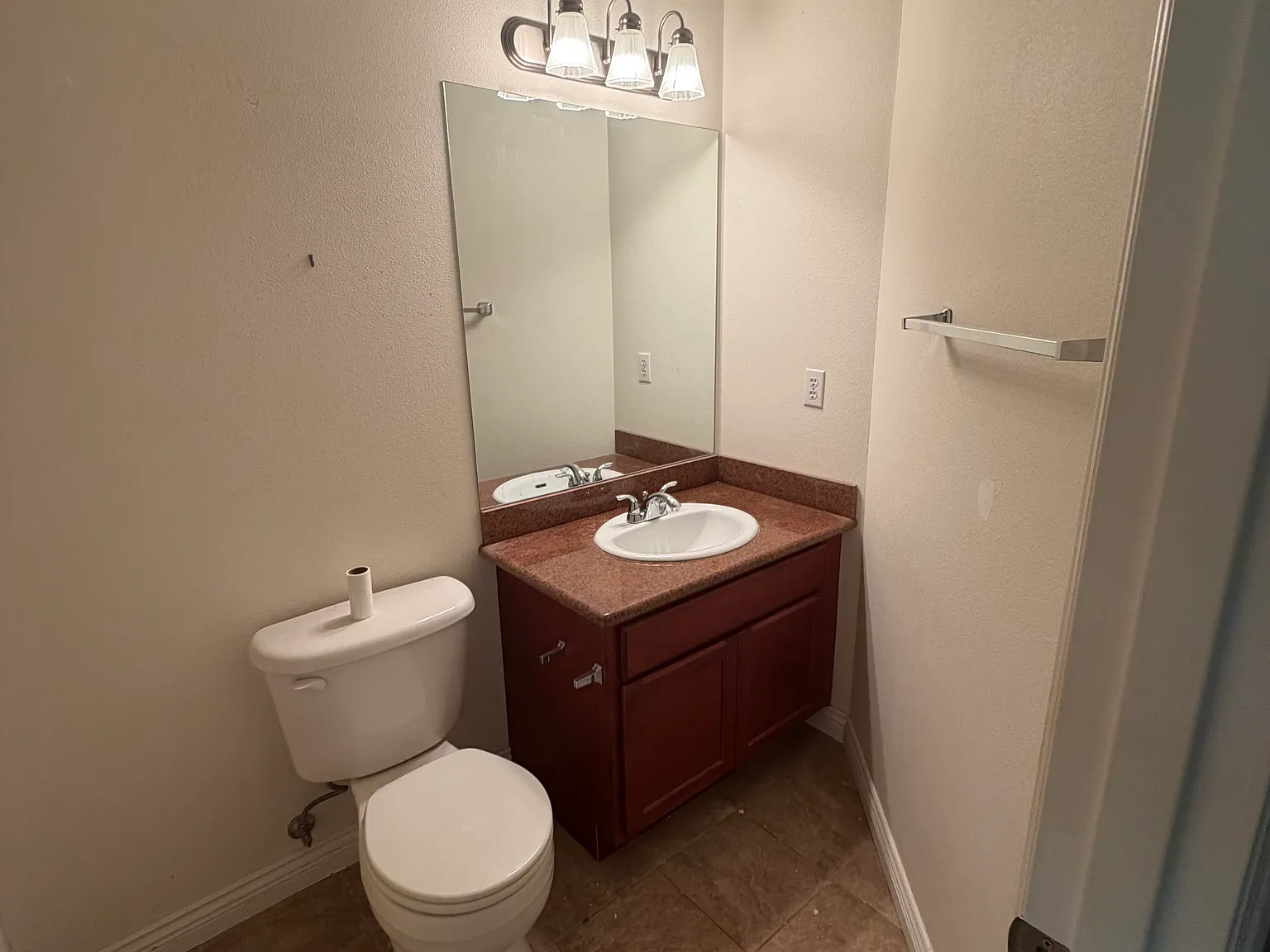 7 bed, 4.5 bath, 4500 sqft, $1,200 — Photo 4