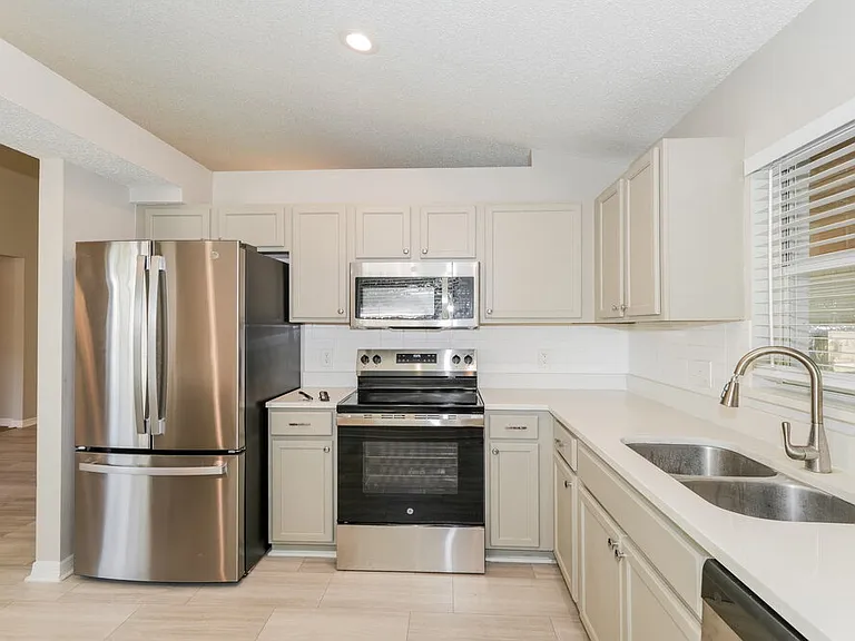 26808 Haverhill Dr — Photo 7