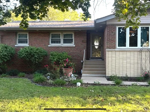 4913 W 82nd St, Burbank, IL 60459